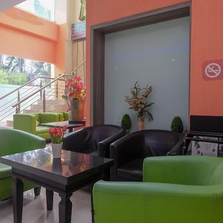 Sans Hotel Lynt Makassar Exterior photo