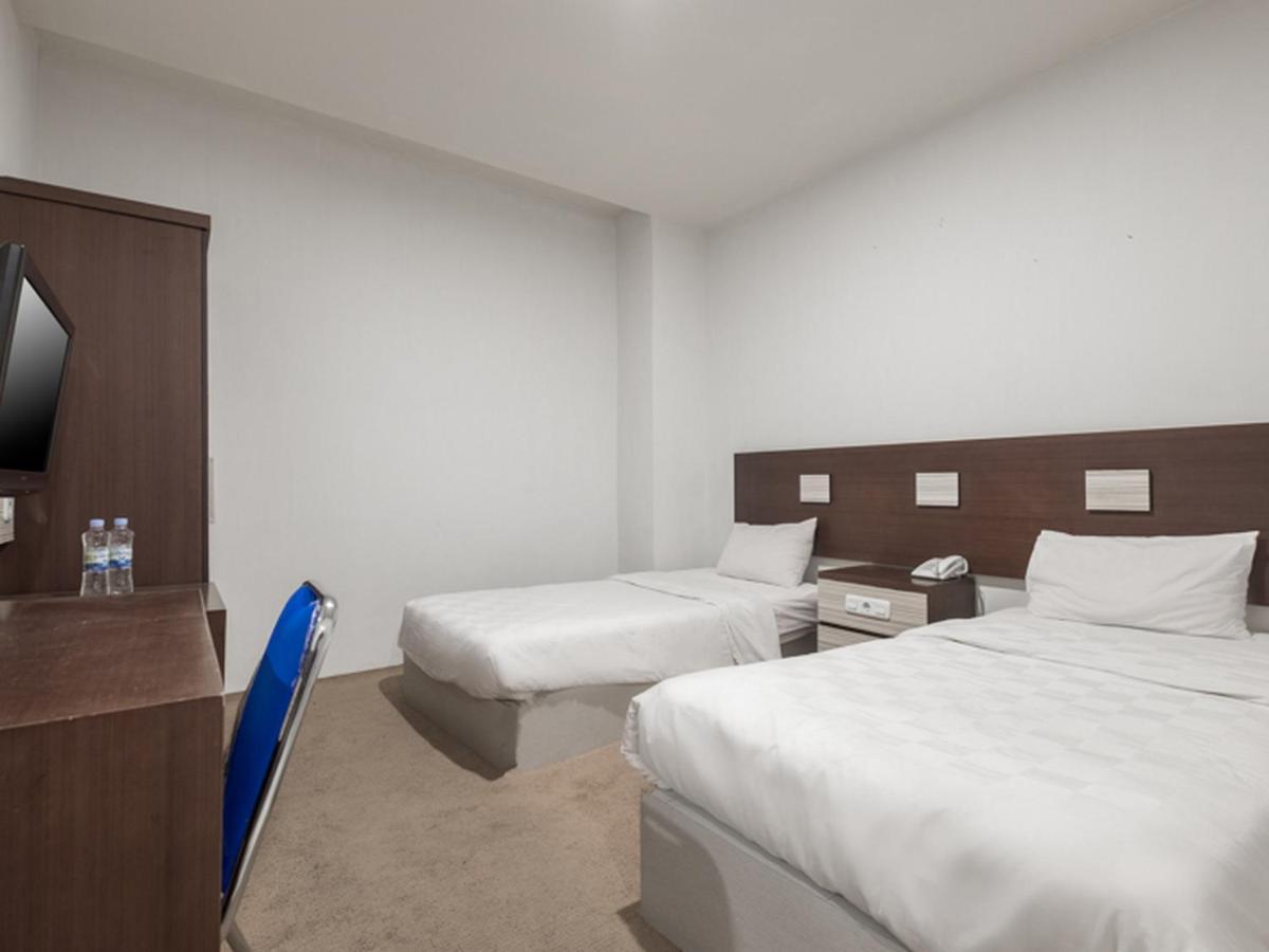 Sans Hotel Lynt Makassar Exterior photo